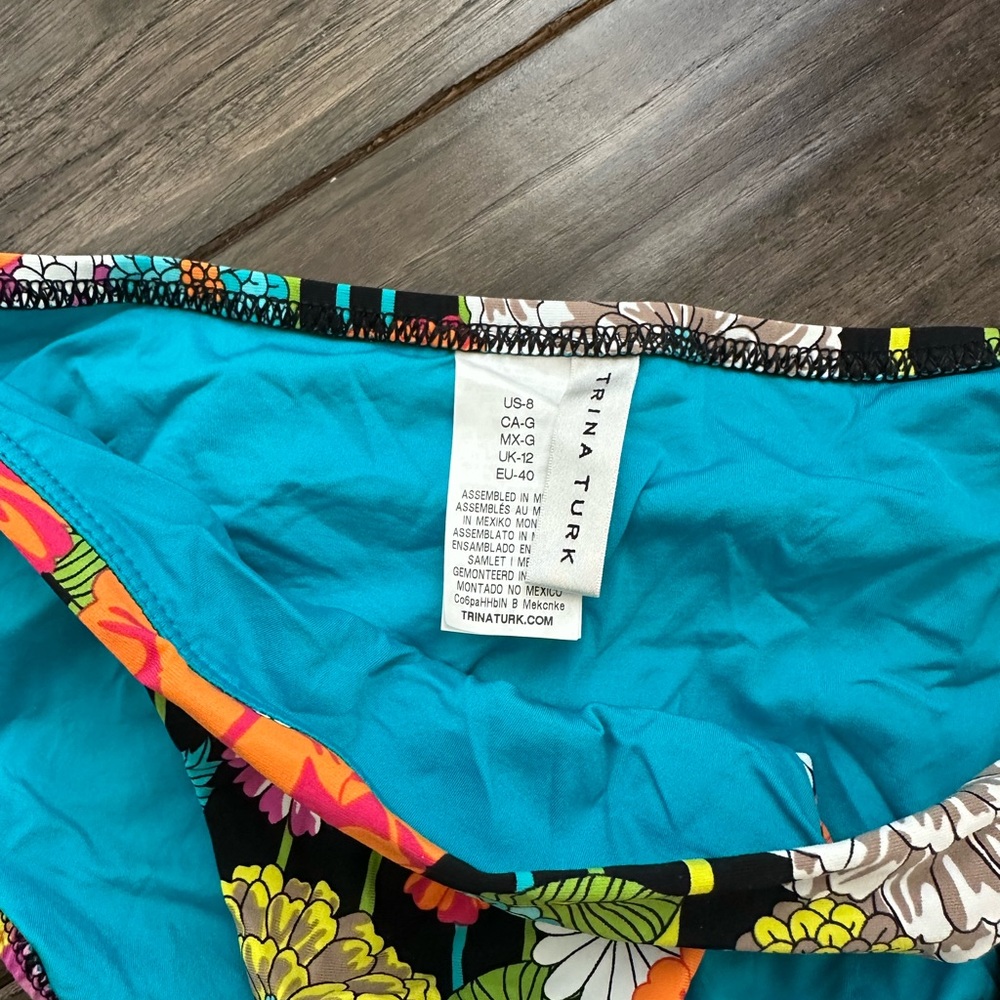 EUC Trina Turk swim set, the top is size 6, the bottom is size 8.